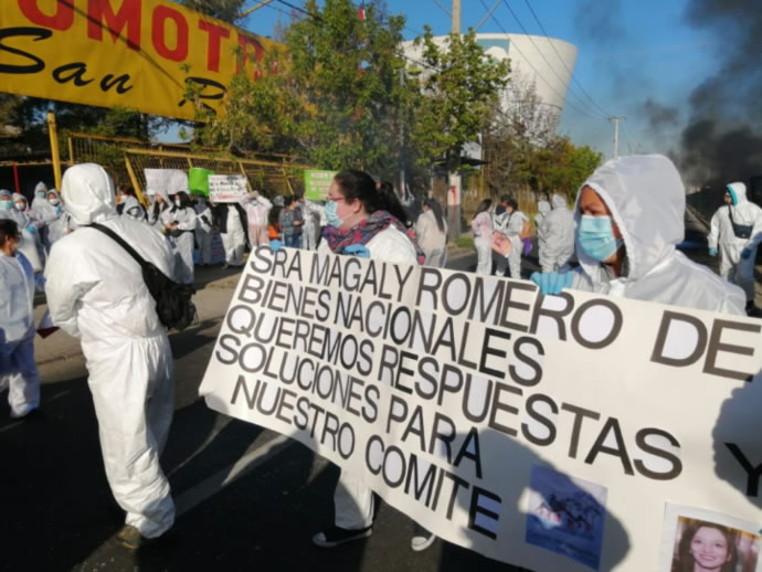 Encienden barricadas en caletera de Vespucio Sur para exigir entrega de terreno para construir casas (CHILE)