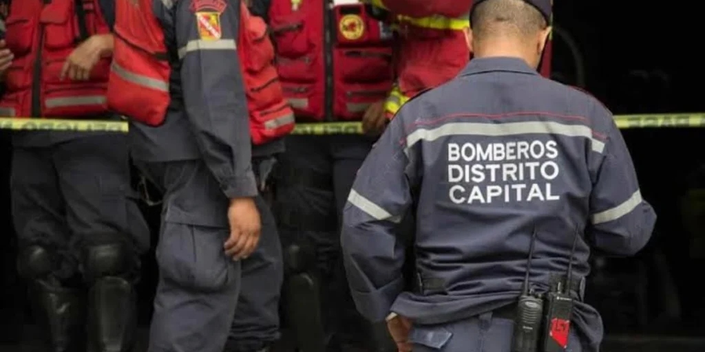 Bomberos de Caracas rescatan a 21 personas tras colapso en Santa Rosalía (VENEZUELA)