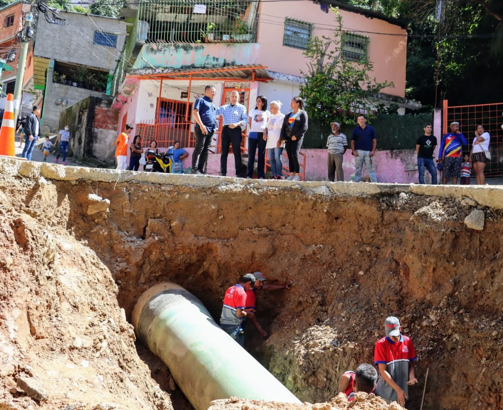 Mejoran distribución de agua en Petare (VENEZUELA)
