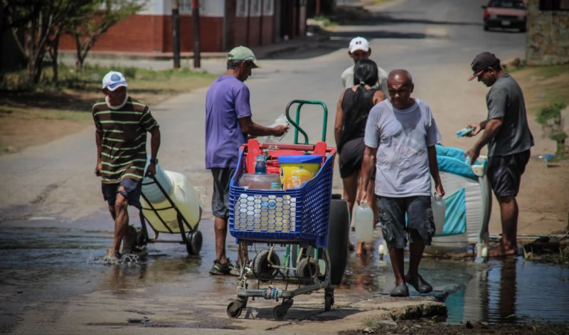 El agua, vital recurso natural por el que padecen día a día los insulares (VENEZUELA)